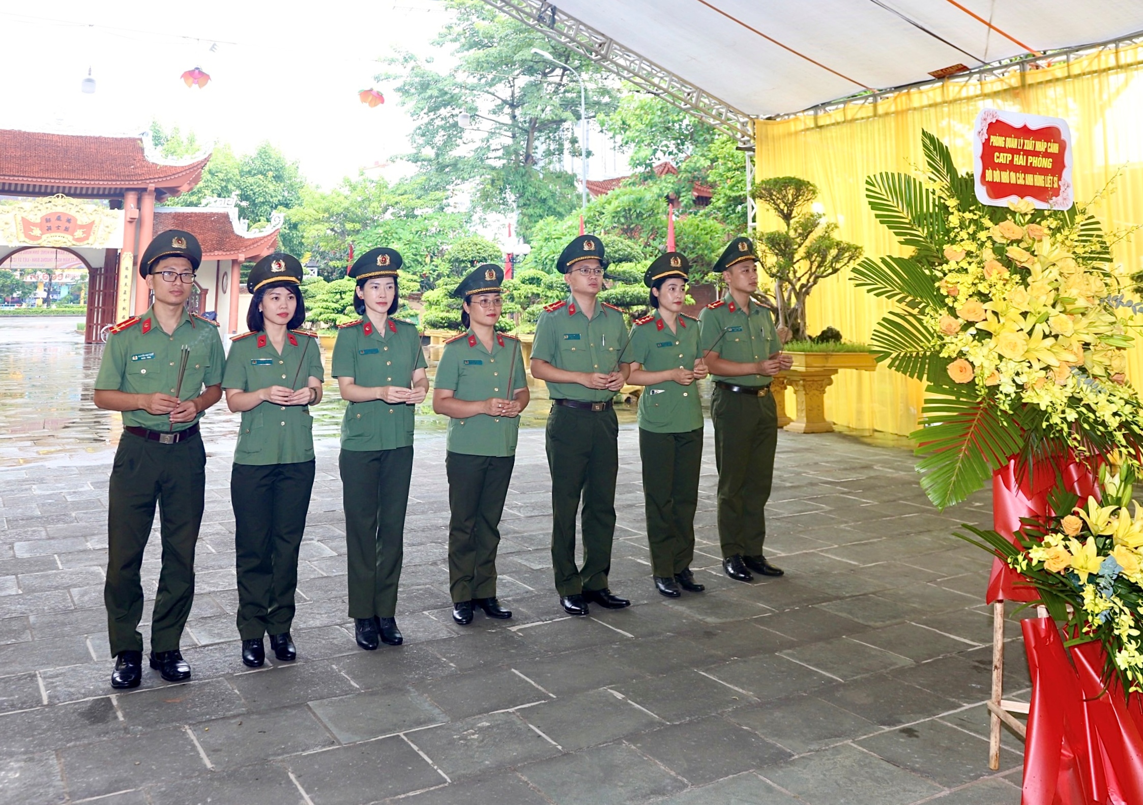 Phòng Quản lý xuất nhập cảnh - CATP Hải Phòng dâng hương, tri ân Anh hùng liệt sĩ